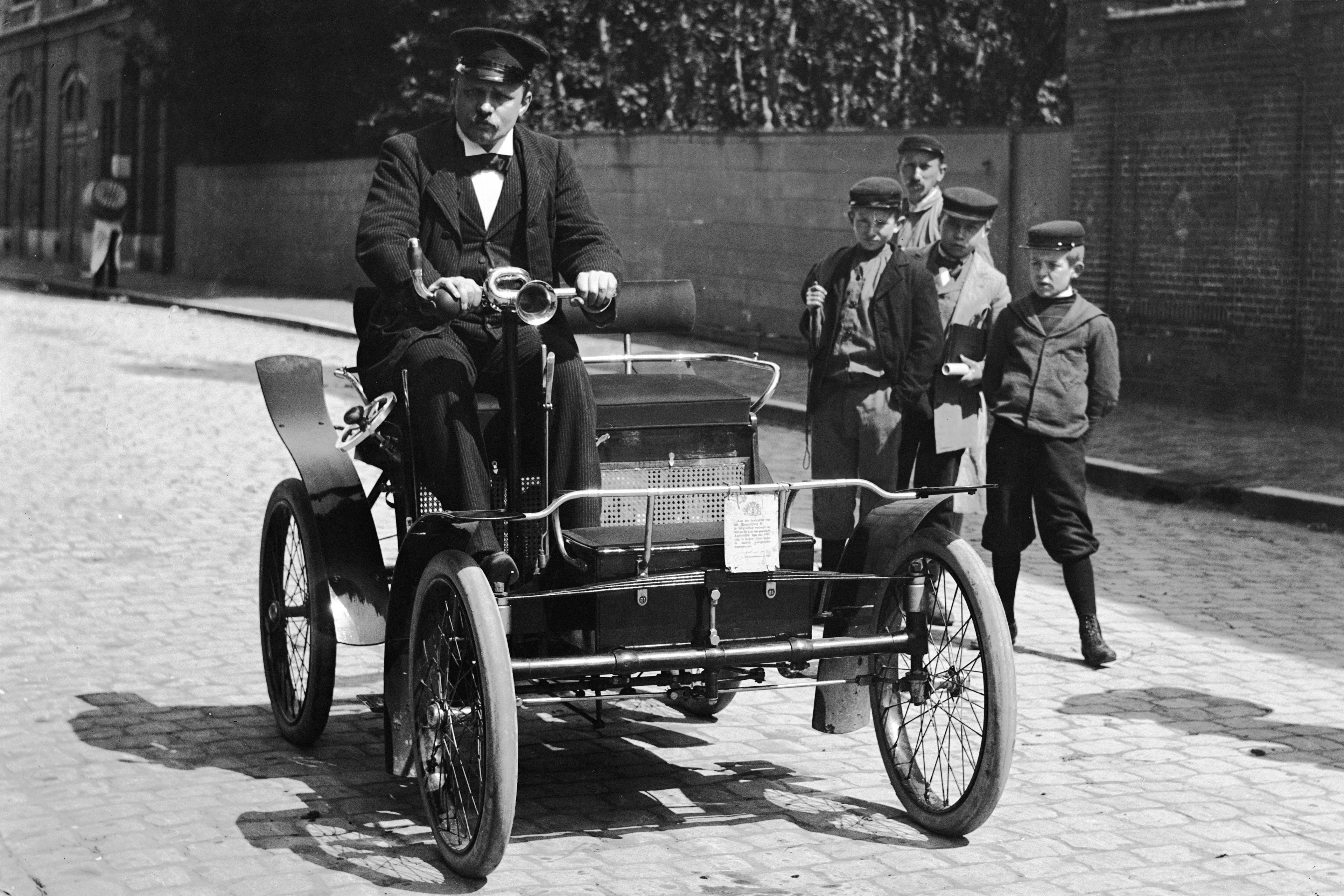 Johan Leonard Lang (1869-1952) op zijn eerste auto, 1899. 