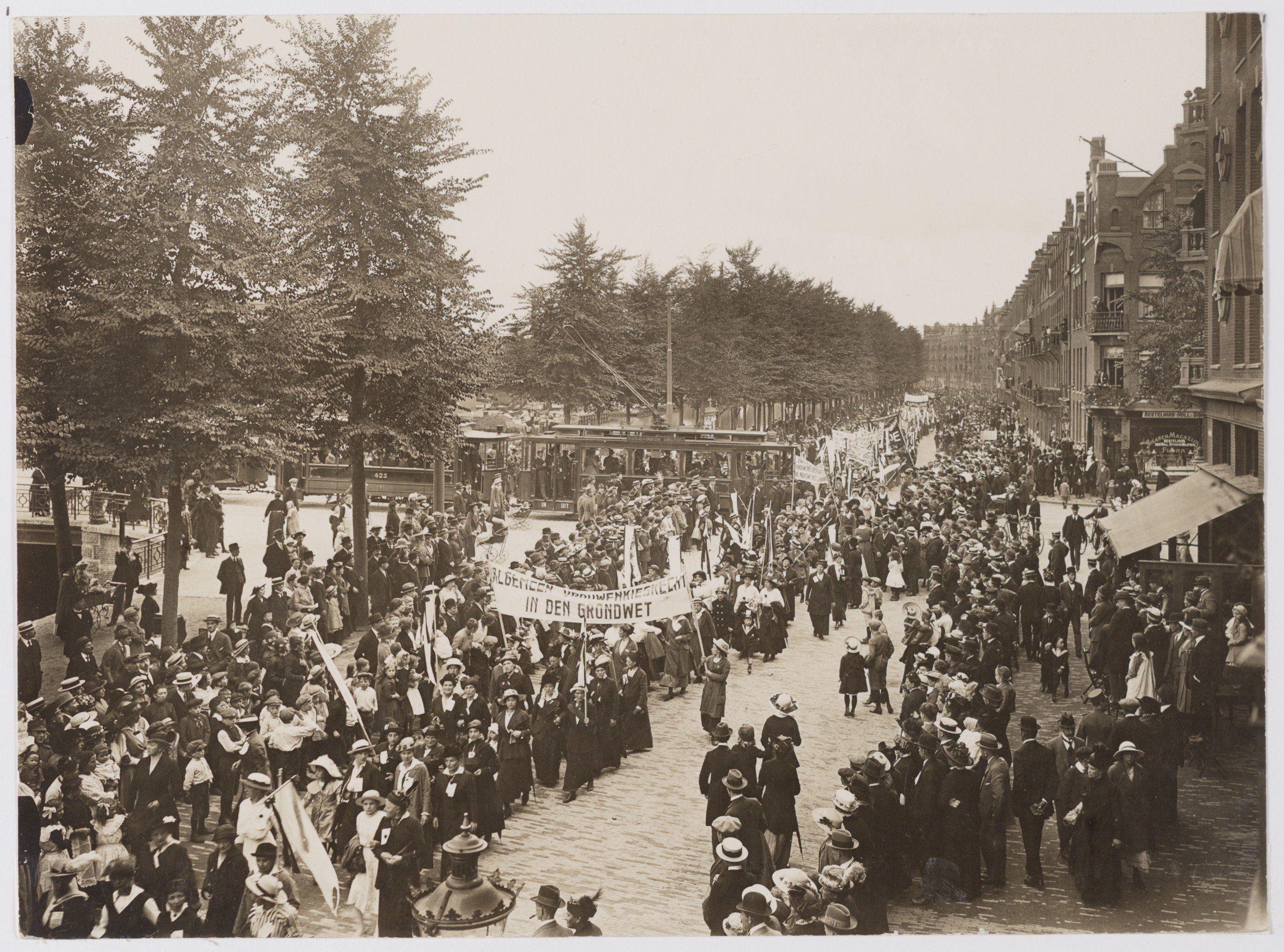 Betoging voor vrouwenkiesrecht op de Nassaukade, 17 september 1916.