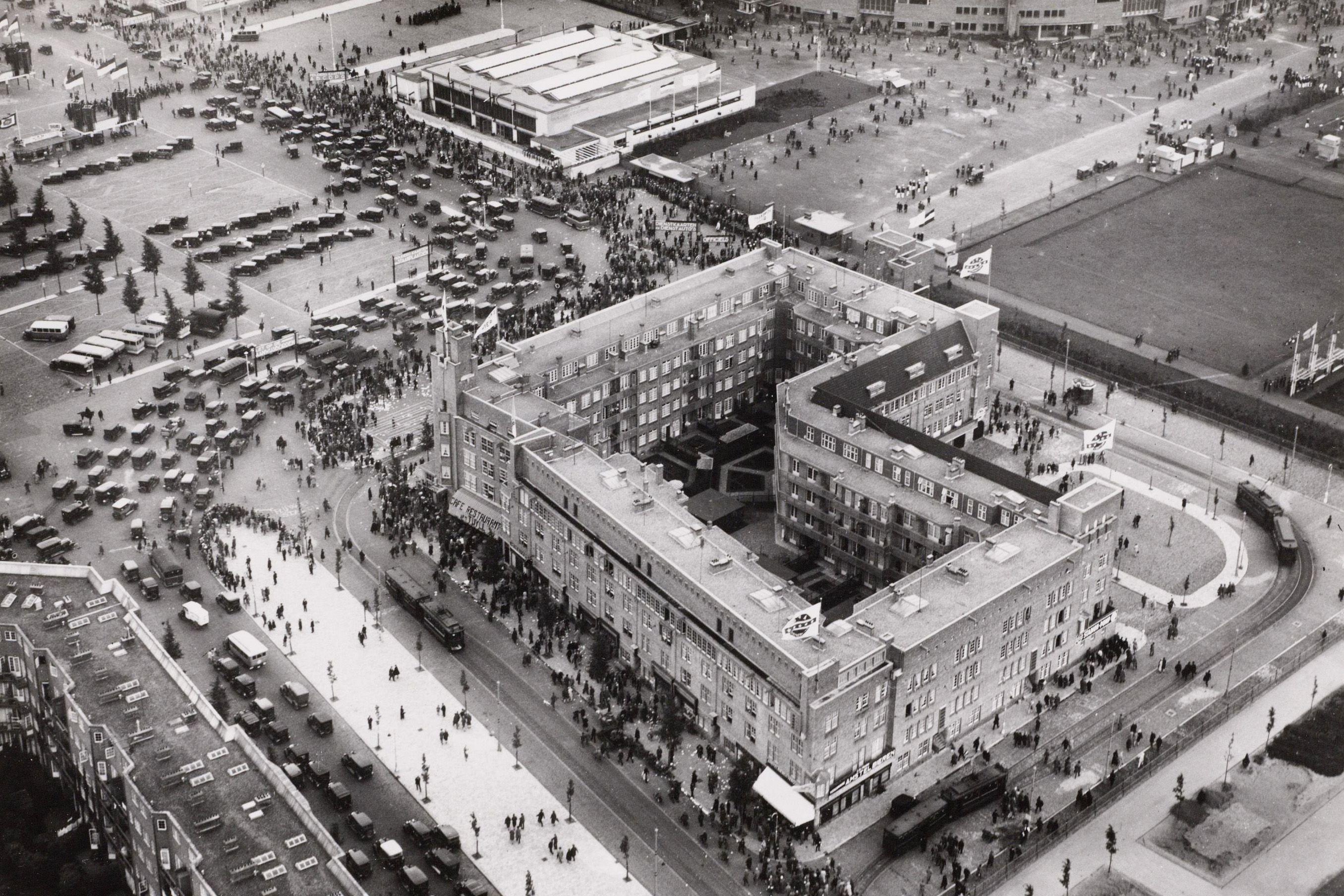 Verkeersopstopping bij de opening van het Olympisch Stadion, 1928.