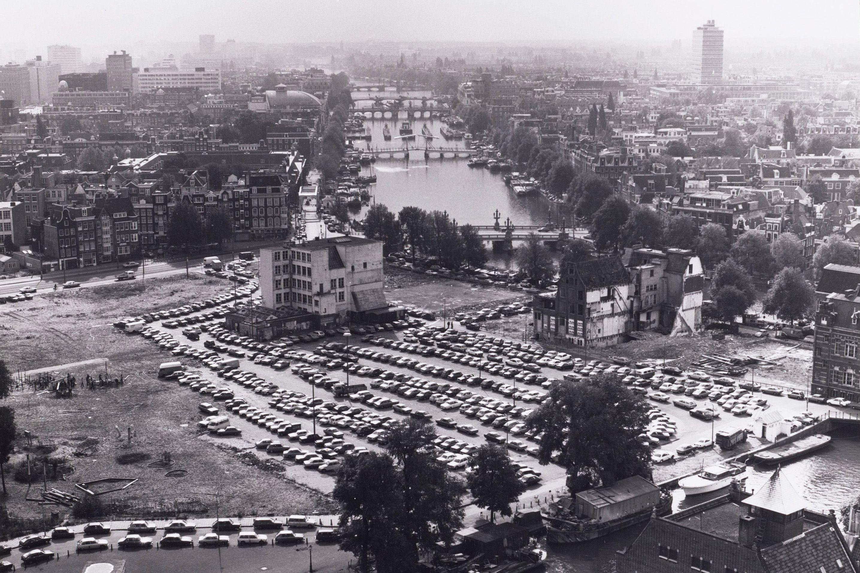 Blik op de stad: parkeren op het Waterlooplein, 1978.