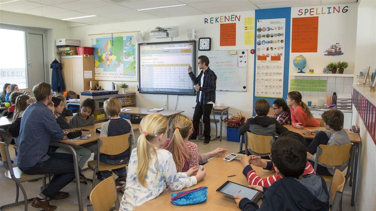 Leraar voor de klas op Zuiderzeeschool